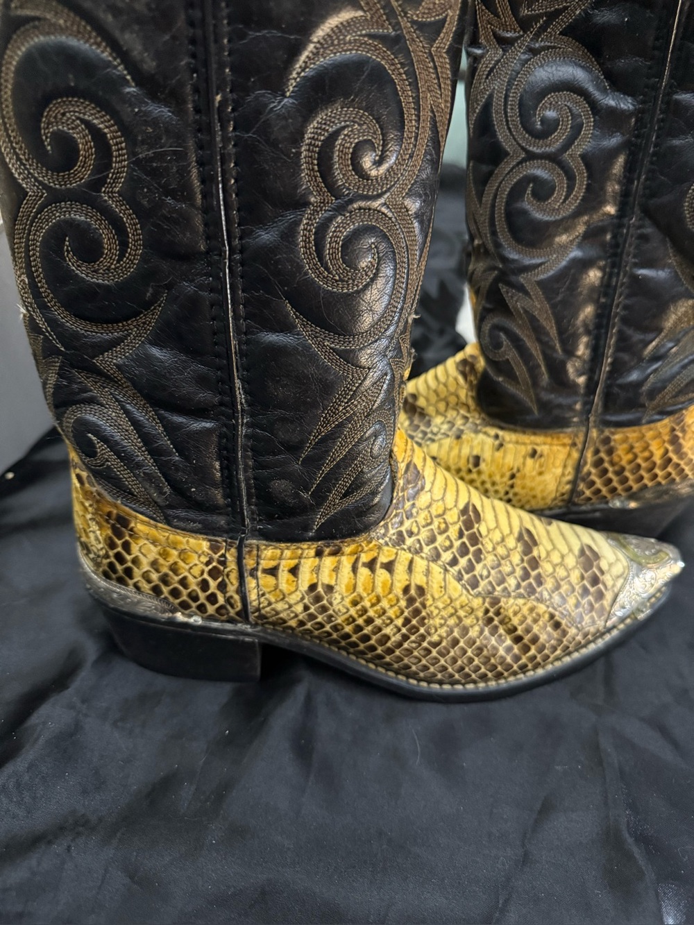 Vintage Men’s Cowboy Boots Faux Leather  & Snakeskin Hardware On Toe & Heel Sz 8